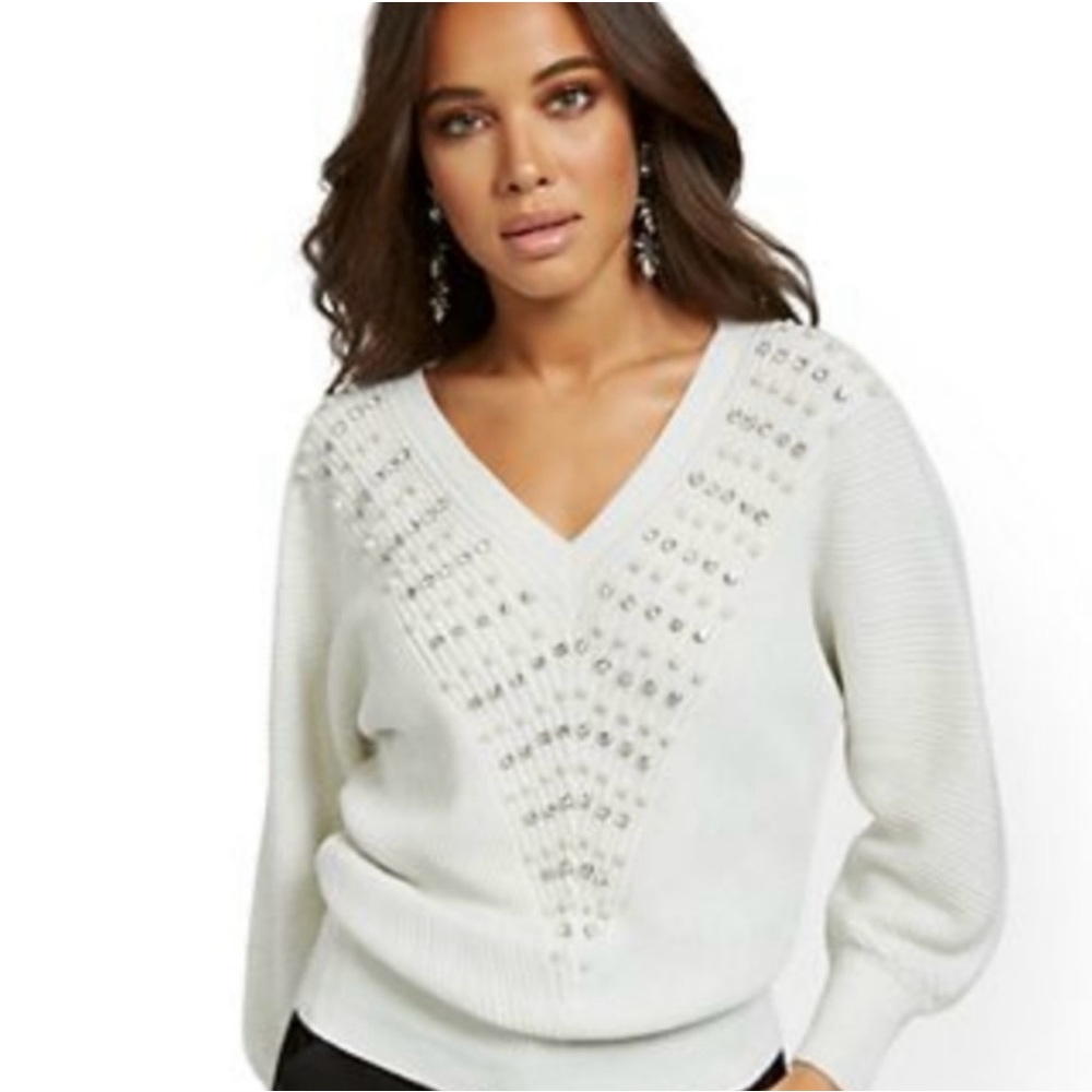 Gorgeous white w/ Rhinestone & Pearls V neck Holiday Sweater -Like New